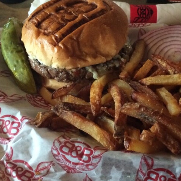 รูปภาพถ่ายที่ Burger &amp; Beer Joint โดย Herbert Victor L. เมื่อ 1/3/2015