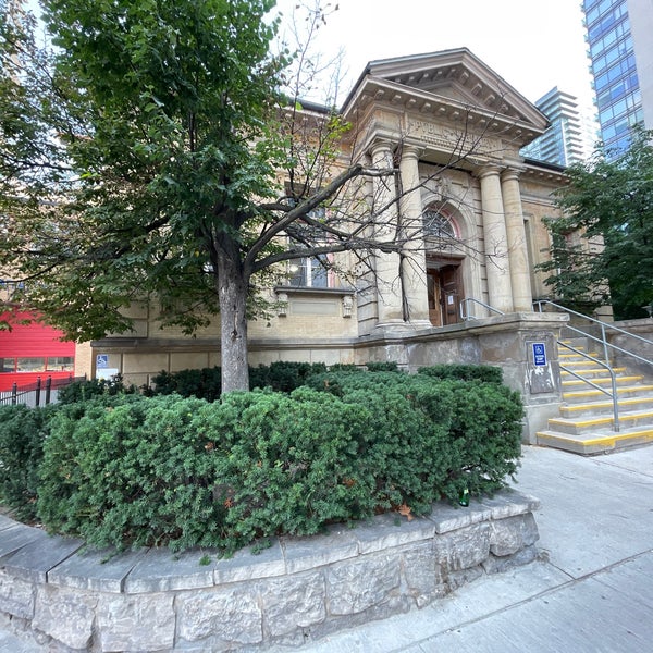 รูปภาพถ่ายที่ Toronto Public Library - Toronto Reference Library โดย Darcy เมื่อ 8/9/2023