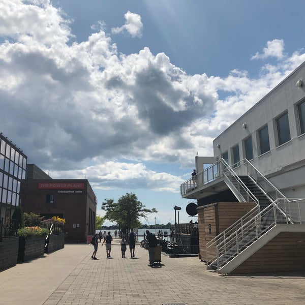 รูปภาพถ่ายที่ Harbourfront Centre โดย Darcy เมื่อ 8/23/2019
