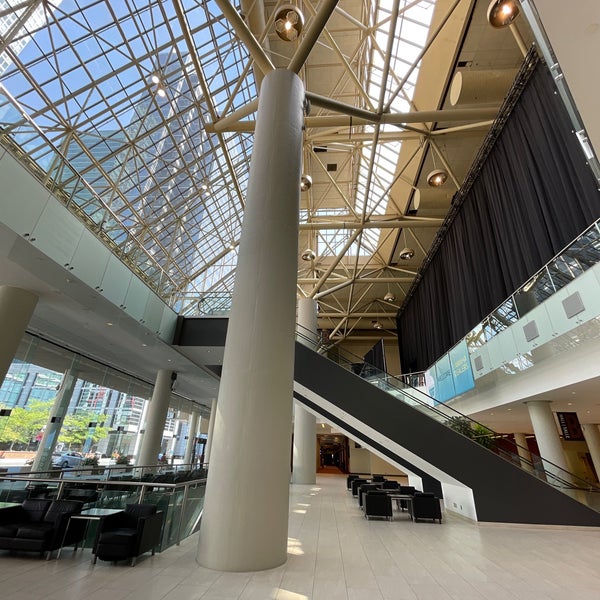 Foto diambil di Metro Toronto Convention Centre - North Building oleh Darcy pada 8/19/2022