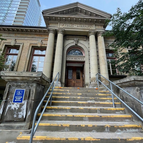 รูปภาพถ่ายที่ Toronto Public Library - Toronto Reference Library โดย Darcy เมื่อ 7/26/2023