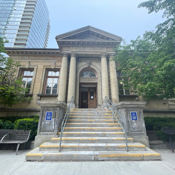 รูปภาพถ่ายที่ Toronto Public Library - Toronto Reference Library โดย Darcy เมื่อ 5/23/2023