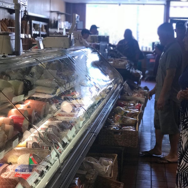 7/28/2018 tarihinde Angela F.ziyaretçi tarafından Giuliano&#39;s Delicatessen &amp; Bakery'de çekilen fotoğraf