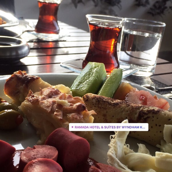 Das Foto wurde bei Ramada Hotel &amp; Suites Kemalpaşa von Zülal Sena Lal am 3/1/2020 aufgenommen
