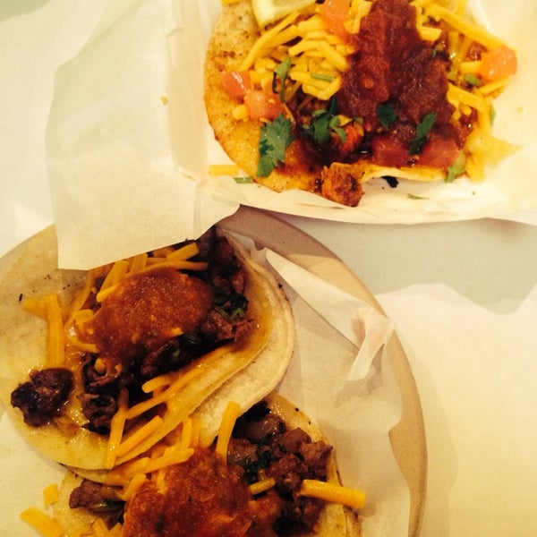 Das Foto wurde bei Sky&#39;s Gourmet Tacos von Ceaznin am 7/15/2014 aufgenommen