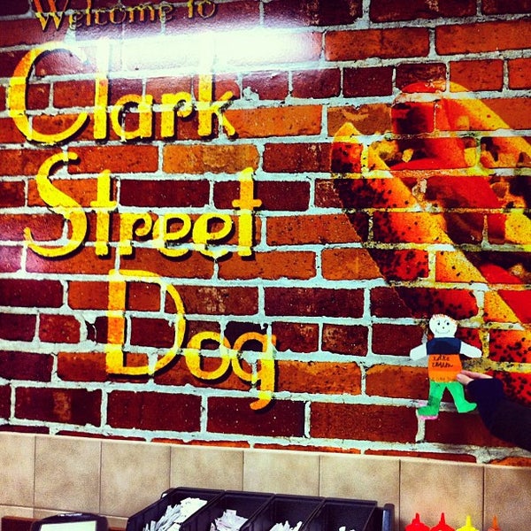 2/9/2013 tarihinde James B.ziyaretçi tarafından The Clark Street Dog'de çekilen fotoğraf