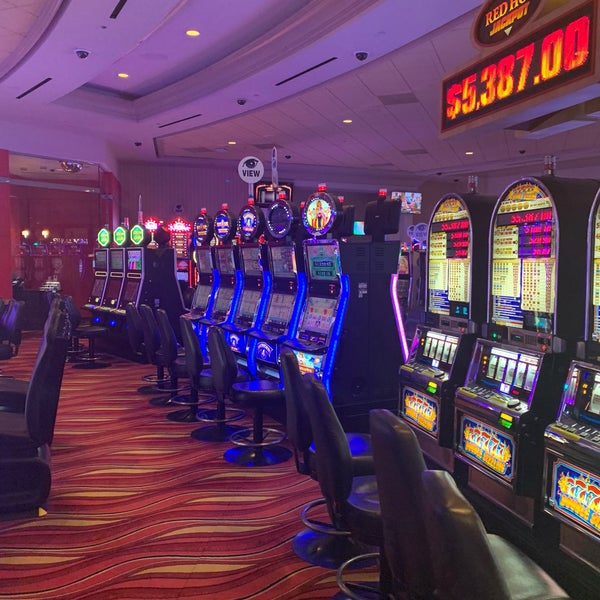Foto diambil di Bally&#39;s Dover Casino Resort oleh Amy K. pada 10/5/2018