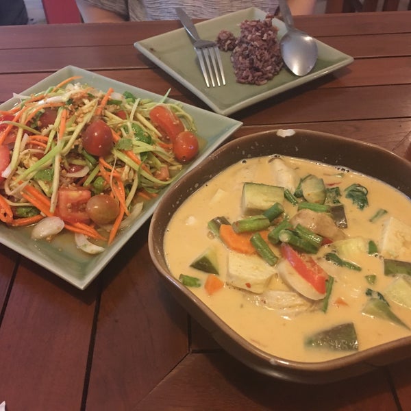 รูปภาพถ่ายที่ Anchan Vegetarian Restaurant โดย Quinn A. เมื่อ 7/9/2016