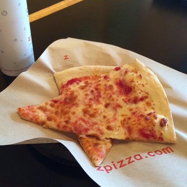 รูปภาพถ่ายที่ zpizza โดย Carlos P. เมื่อ 11/7/2014