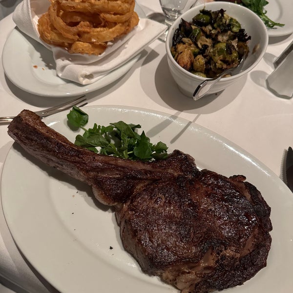 Photo taken at Gallaghers Steakhouse by Justin Y. on 2/18/2024
