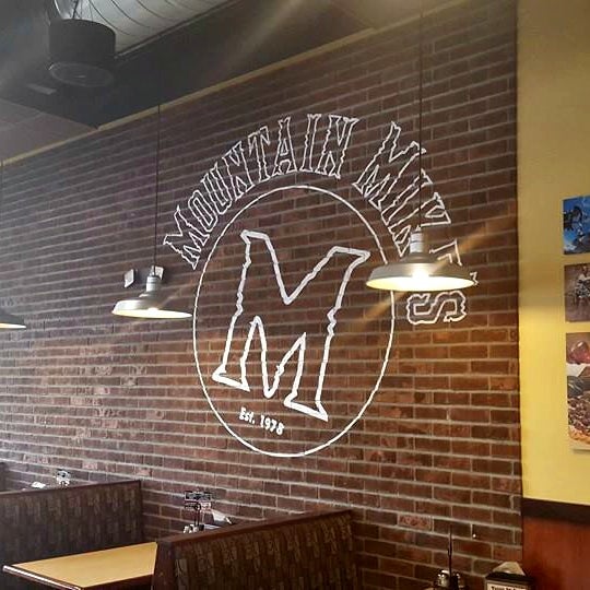 Das Foto wurde bei Mountain Mike&#39;s Pizza von Mountain Mike&#39;s Pizza am 10/24/2016 aufgenommen
