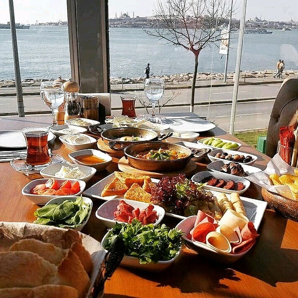 1/31/2017 tarihinde Yeşilçam Cafe B.ziyaretçi tarafından Yeşilçam Cafe &amp; Bistro'de çekilen fotoğraf