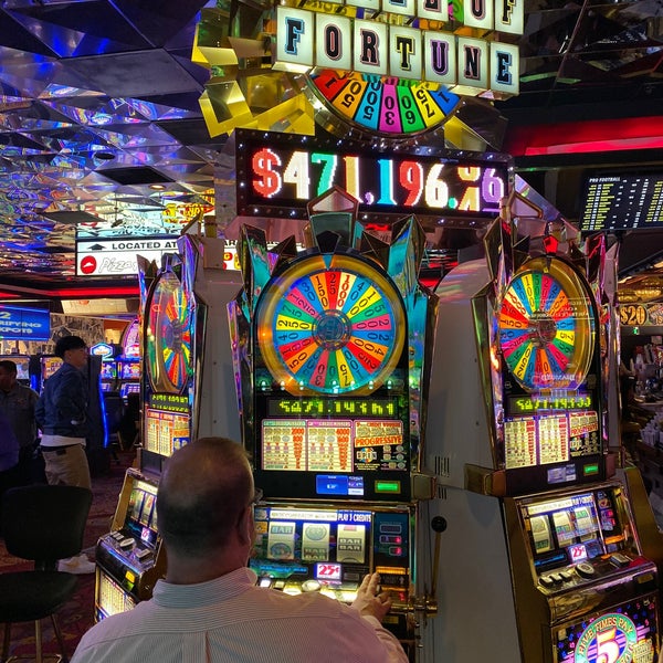 Foto tirada no(a) Casino Royale &amp; Hotel, Best Western Plus por Frank R. em 10/26/2019
