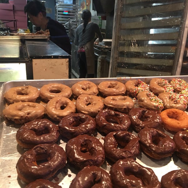 Foto tomada en Bob&#39;s Donuts  por Frank R. el 8/14/2016