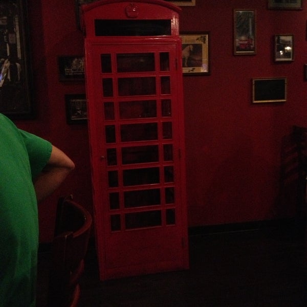 5/8/2013 tarihinde Brandi B.ziyaretçi tarafından Londoner Pub &amp; Grill'de çekilen fotoğraf