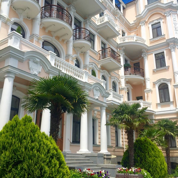 Foto diambil di Villa Elena Hotel &amp; Residences / Вилла Елена oleh Ксюша pada 6/4/2016