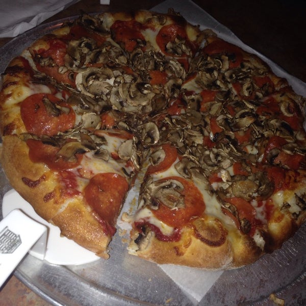 Foto tirada no(a) Downey Pizza Company por Mayra em 10/14/2014
