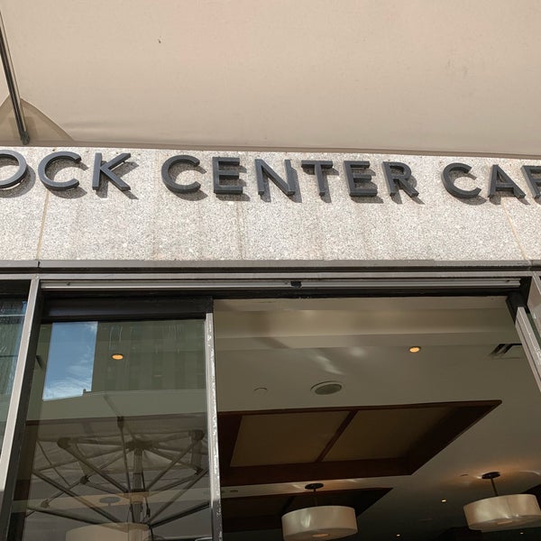 Foto scattata a Rock Center Cafe da Steve L. il 9/1/2019