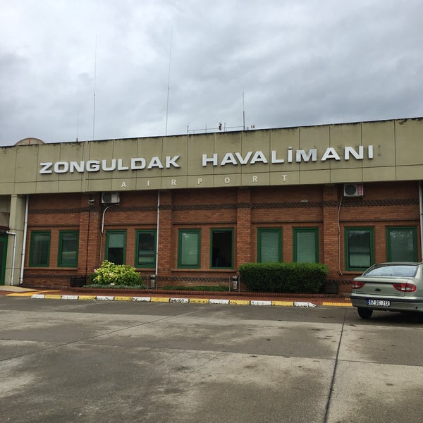 รูปภาพถ่ายที่ Zonguldak Havalimanı (ONQ) โดย Erkan Ç. เมื่อ 6/24/2018