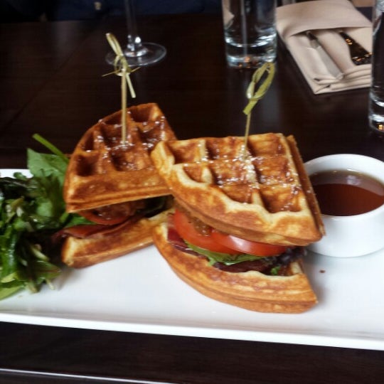 10/4/2014 tarihinde Wilmer S.ziyaretçi tarafından BTH Restaurant and Lounge'de çekilen fotoğraf
