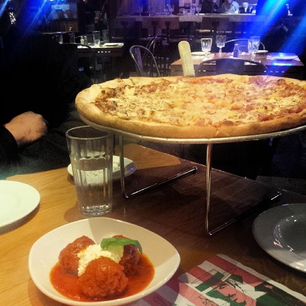 Das Foto wurde bei Racanelli&#39;s Original Pizza &amp; Brew von TheFatAppleNYC.com am 4/1/2014 aufgenommen