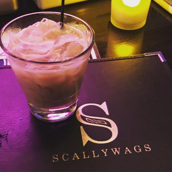รูปภาพถ่ายที่ Scallywag&#39;s Bar &amp; Grill โดย TheFatAppleNYC.com เมื่อ 8/12/2015