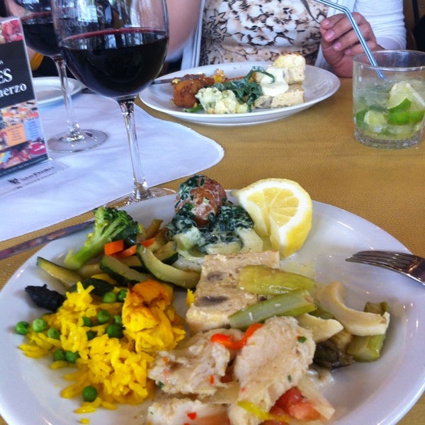 10/16/2014 tarihinde Carmen G.ziyaretçi tarafından Acuarela Restaurant'de çekilen fotoğraf