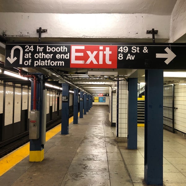 รูปภาพถ่ายที่ MTA Subway - 50th St (C/E) โดย Thomas F. เมื่อ 10/8/2018