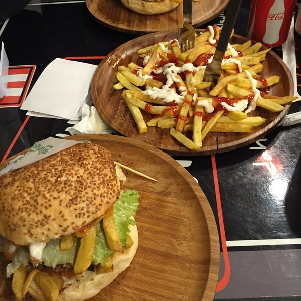 Foto diambil di Kuzen&#39;s Fast Food oleh Burak C. pada 12/6/2015