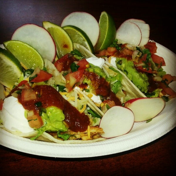 รูปภาพถ่ายที่ Ara&#39;s Tacos Mexican Grill โดย Robbyn F. เมื่อ 3/23/2013