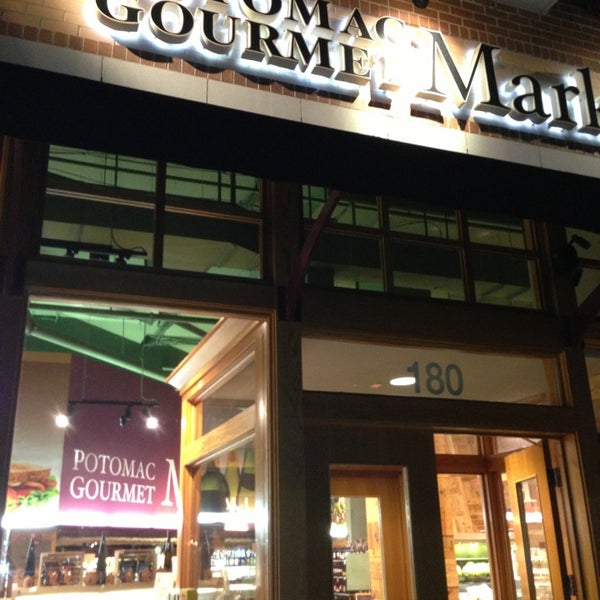 8/11/2013 tarihinde Melvin Bossman R.ziyaretçi tarafından Potomac Gourmet Market'de çekilen fotoğraf