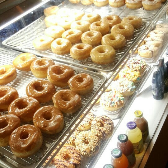 9/13/2015 tarihinde IndhaRintintinziyaretçi tarafından Sugar Shack Donuts &amp; Coffee'de çekilen fotoğraf