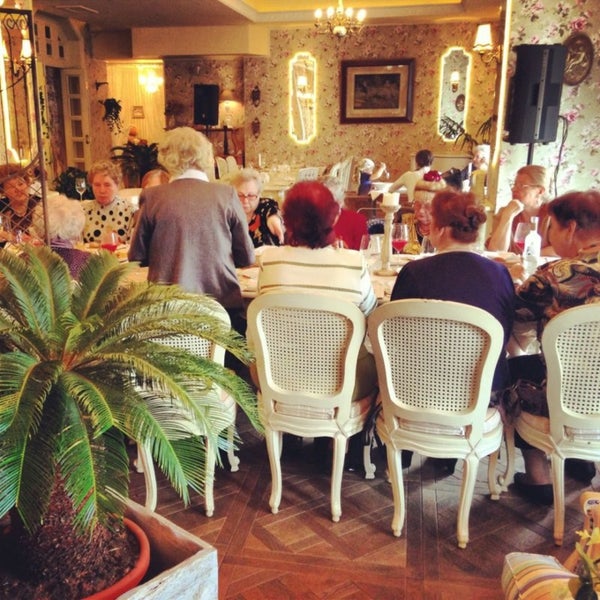 5/9/2013 tarihinde Вика Г.ziyaretçi tarafından Cafe Provence'de çekilen fotoğraf