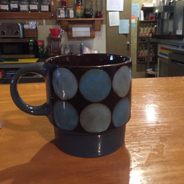 Foto diambil di Bergie&#39;s Coffee Roast oleh Ghee D. pada 4/14/2016