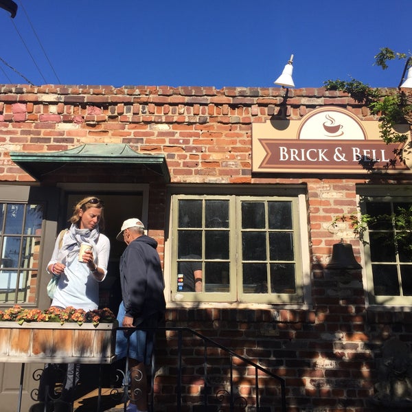 Foto scattata a Brick &amp; Bell Cafe - La Jolla da Ghee D. il 11/16/2015