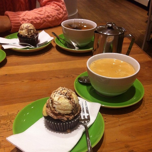 12/20/2013 tarihinde Bethan J.ziyaretçi tarafından KATJES Café Grün-Ohr'de çekilen fotoğraf