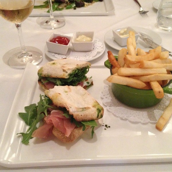 รูปภาพถ่ายที่ Etoile Cuisine et Bar โดย Erika C. เมื่อ 5/15/2013