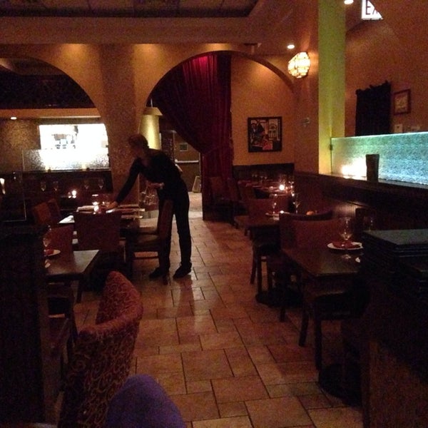 Das Foto wurde bei Nia Restaurant von Debra am 10/23/2013 aufgenommen