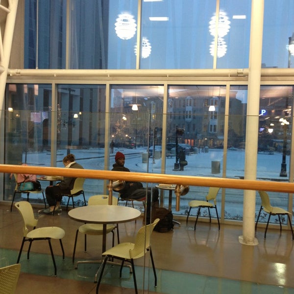 รูปภาพถ่ายที่ Portland Public Library - Main Branch โดย alex l. เมื่อ 1/28/2013