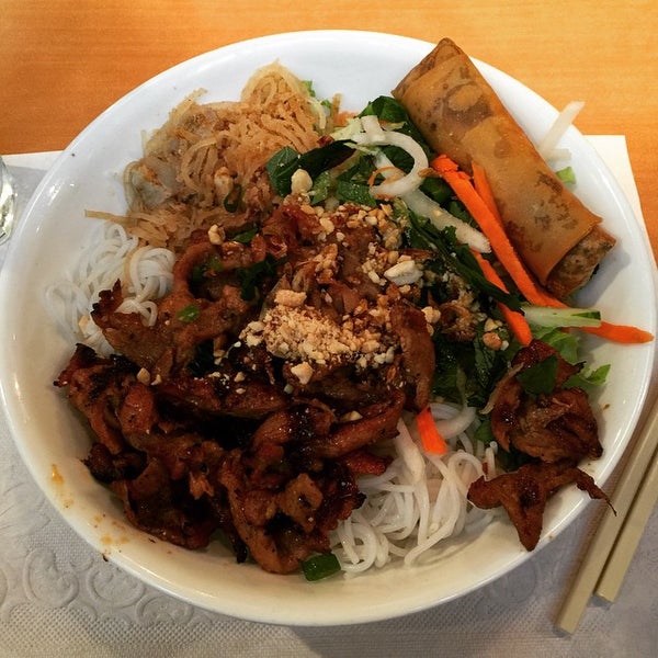 Снимок сделан в Saigon Bay Vietnamese Restaurant пользователем Raphael M. 1/23/2015