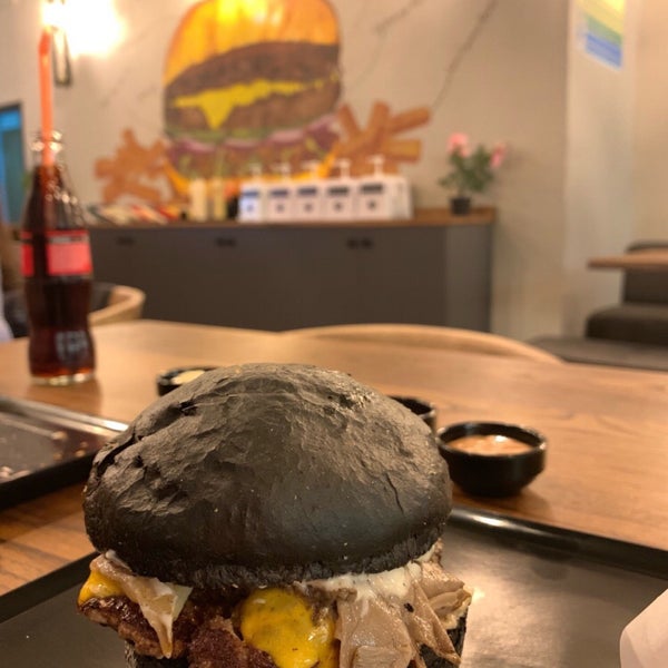 Foto scattata a Unique Burgers da Umut K. il 7/20/2019