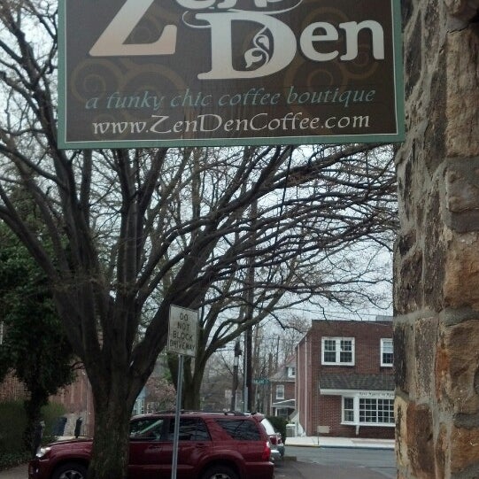 Foto tirada no(a) Zen Den Coffee Shop por Roger S. em 4/11/2013