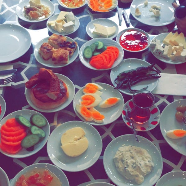 Photo taken at Brown Cafe&amp;Bistro by Tuğçe K. on 12/20/2015
