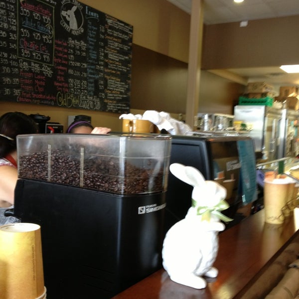 Foto tomada en White Rabbit Coffeehouse &amp; Cafe  por Larry S. el 8/26/2013