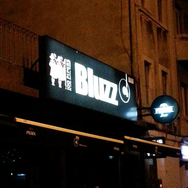 6/9/2013 tarihinde Hugo M.ziyaretçi tarafından Bluzz Bar'de çekilen fotoğraf