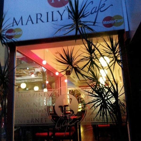 รูปภาพถ่ายที่ Marilyn Café โดย Hugo M. เมื่อ 4/14/2013