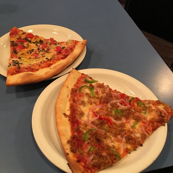 6/1/2016 tarihinde Andrew B.ziyaretçi tarafından Za Pizza'de çekilen fotoğraf