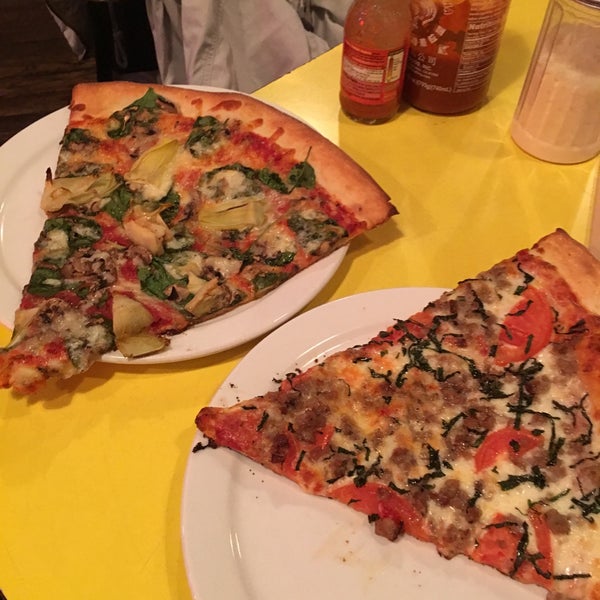 2/21/2017 tarihinde Andrew B.ziyaretçi tarafından Za Pizza'de çekilen fotoğraf
