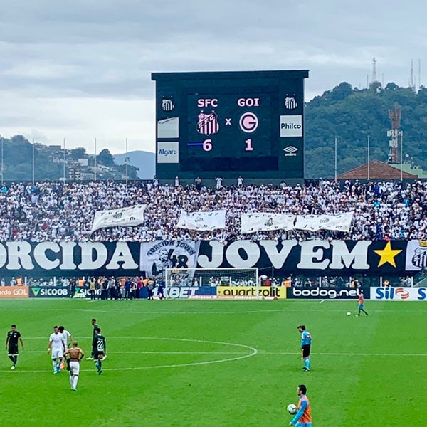 Photo taken at Estádio Urbano Caldeira (Vila Belmiro) by Plinio J. on 8/4/2019