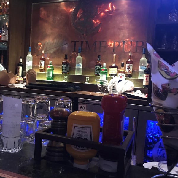 Foto tirada no(a) Miller Time Pub &amp; Grill por Andrew T. em 6/9/2018